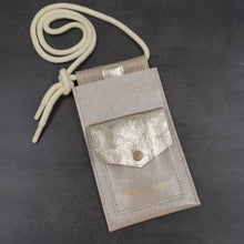 Încărcați imaginea în vizualizatorul Galeriei, Suport din piele pentru telefon și card