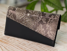 Încărcați imaginea în vizualizatorul Galeriei, Poșetă din piele