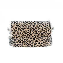 Încărcați imaginea în vizualizatorul Galeriei, Geantă crossbody din piele
