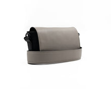 Încărcați imaginea în vizualizatorul Galeriei, Geantă crossbody din piele
