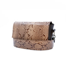 Încărcați imaginea în vizualizatorul Galeriei, Geantă crossbody din piele
