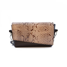 Încărcați imaginea în vizualizatorul Galeriei, Geantă crossbody din piele
