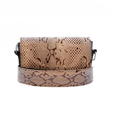 Încărcați imaginea în vizualizatorul Galeriei, Geantă crossbody din piele
