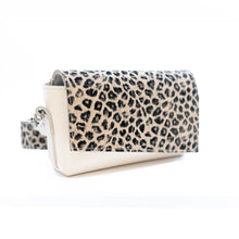 Încărcați imaginea în vizualizatorul Galeriei, Geantă crossbody din piele
