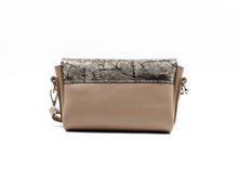 Încărcați imaginea în vizualizatorul Galeriei, Geantă crossbody din piele
