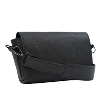 Încărcați imaginea în vizualizatorul Galeriei, Geantă crossbody neagră din piele naturală, cu design modern și curea reglabilă
