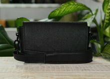 Încărcați imaginea în vizualizatorul Galeriei, Geantă crossbody elegantă pentru femei, realizată din piele neagră de calitate, fotografie din față
