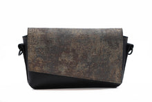 Încărcați imaginea în vizualizatorul Galeriei, Borsetă crossbody neagră, piele premium, stil modern pentru femei, fotografie frontală
