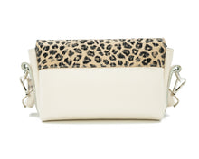 Kép betöltése a galériamegjelenítőbe: Bőr crossbody táska
