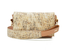 Kép betöltése a galériamegjelenítőbe: Bőr crossbody táska
