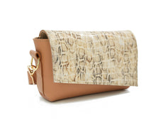 Kép betöltése a galériamegjelenítőbe: Bőr crossbody táska

