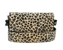 Kép betöltése a galériamegjelenítőbe: Bőr crossbody táska
