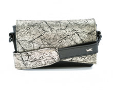 Încărcați imaginea în vizualizatorul Galeriei, Geantă crossbody din piele
