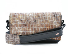 Încărcați imaginea în vizualizatorul Galeriei, Geantă crossbody din piele
