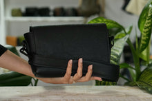 Încărcați imaginea în vizualizatorul Galeriei, Geantă crossbody neagră din piele, ținută în mână, vedere frontală, geantă damă elegantă
