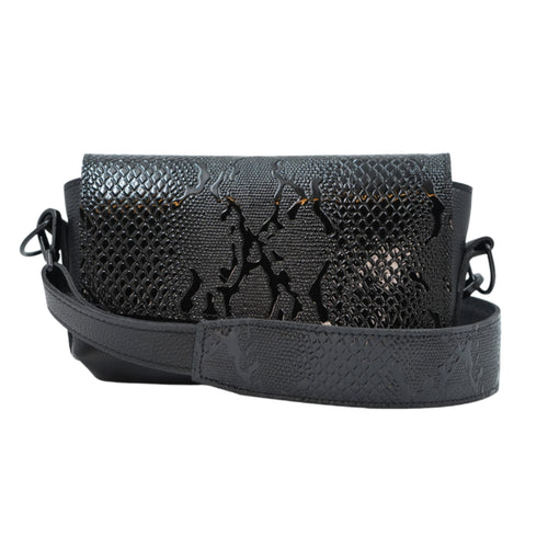 Geantă crossbody damă din piele naturală neagră, texturată, cu curea reglabilă și închidere cu fermoar, vedere frontală