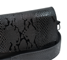 Încărcați imaginea în vizualizatorul Galeriei, Detaliu apropiat al unei genți crossbody din piele naturală neagră texturată, cu finisaje premium și fermoar
