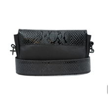 Încărcați imaginea în vizualizatorul Galeriei, Geantă crossbody elegantă pentru femei, din piele naturală neagră texturată, cu curea reglabilă
