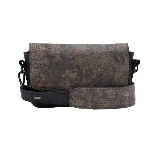 Geantă crossbody neagră din piele naturală, elegantă pentru femei, cu fermoar și curea reglabilă, vedere frontală