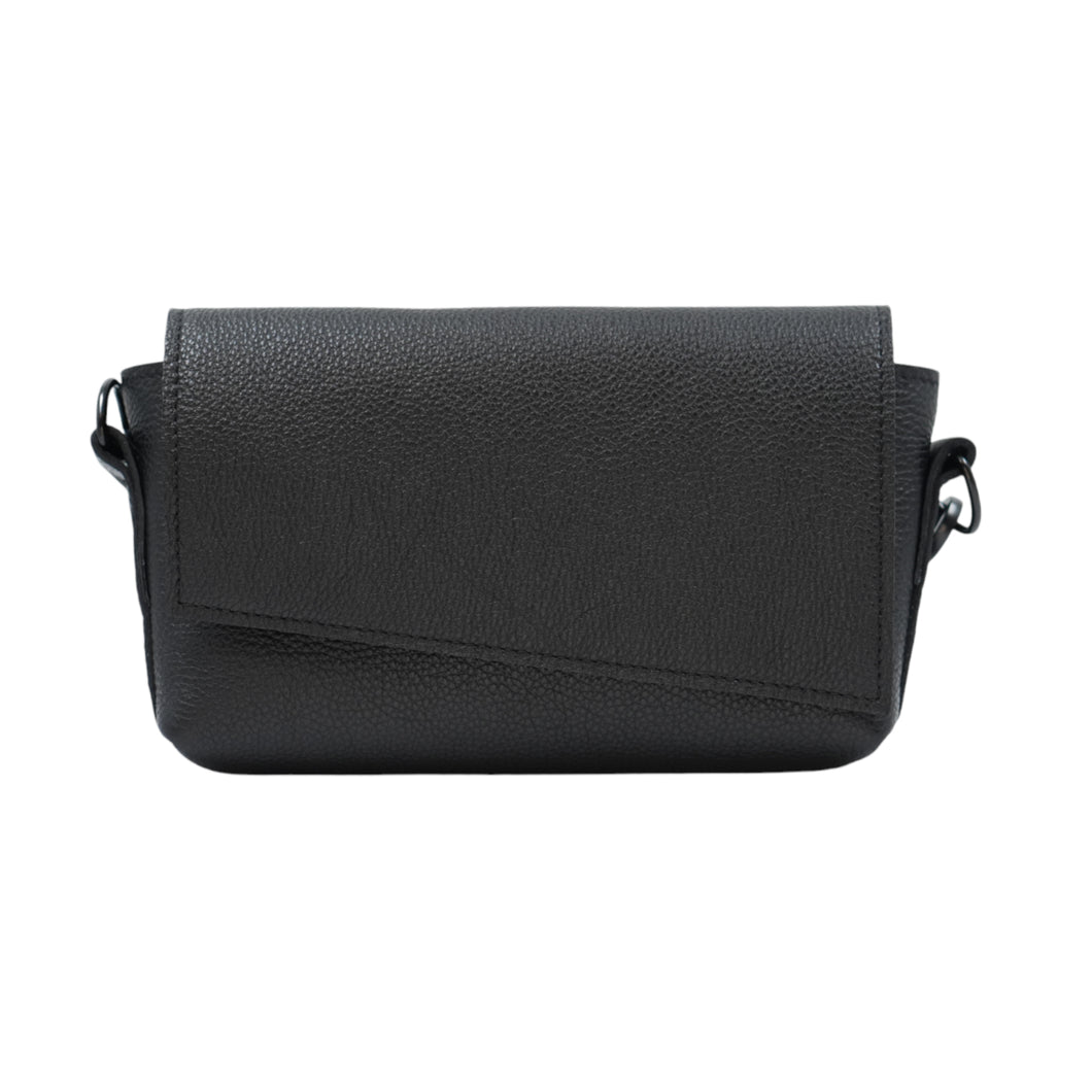 Borsetă crossbody neagră din piele naturală, cu închidere cu fermoar și curea reglabilă, vedere frontală