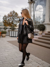 Kép betöltése a galériamegjelenítőbe: Fotografie street fashion cu un rucsac din piele, prevăzut cu buzunar mare auriu în față.

