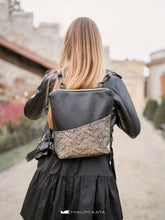 Kép betöltése a galériamegjelenítőbe: Imagine street style cu un rucsac din piele, având un buzunar frontal mare, auriu.

