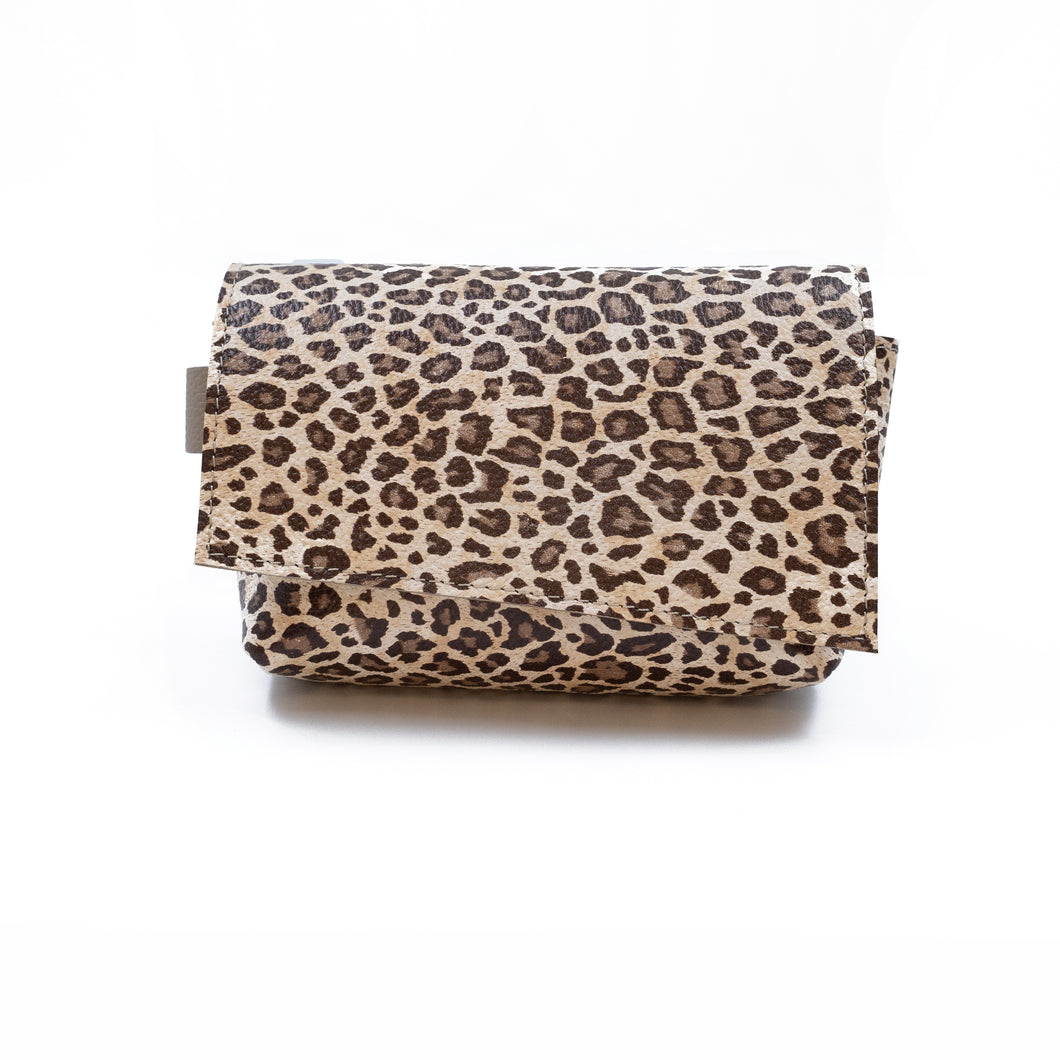 Geantă cu imprimeu leopard, pe fundal alb.
