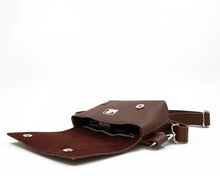 Încărcați imaginea în vizualizatorul Galeriei, Geantă de talie din piele
