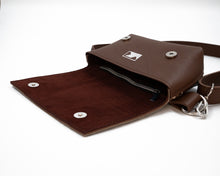 Încărcați imaginea în vizualizatorul Galeriei, Geantă de talie din piele
