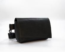 Încărcați imaginea în vizualizatorul Galeriei, Geantă de talie din piele
