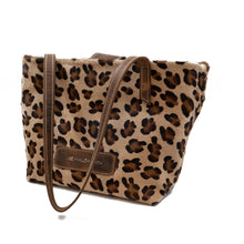 Load image into Gallery viewer, Geantă cu imprimeu leopard și bretea din piele maro, pe fundal alb.

