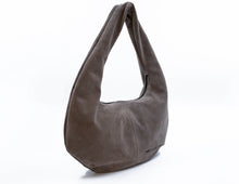 Load image into Gallery viewer, Geantă maro din piele întoarsă, pe fundal alb.


