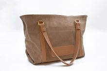 Load image into Gallery viewer, Geantă shopper maro din piele pe fundal alb.

