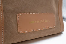 Load image into Gallery viewer, Geantă maro cu sigla Miklos Kata pe fundal alb.

