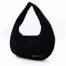 Load image into Gallery viewer, Geantă neagră de umăr din piele întoarsă, realizată din piele naturală.

