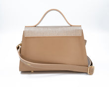 Load image into Gallery viewer, Geantă de damă bej din piele naturală, cu închidere aurie, stil lux și design elegant, ideală pentru ocazii speciale, pe fundal alb.

