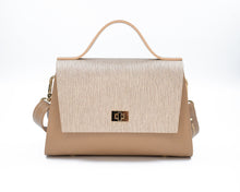 Load image into Gallery viewer, Geantă bej premium din piele cu fermoar aurit, perfectă pentru ținute sofisticate, pe fundal alb.

