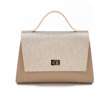 Load image into Gallery viewer, Geantă bej din piele naturală cu închizătoare aurie, elegantă și rafinată, accesoriu de damă pe fundal alb.

