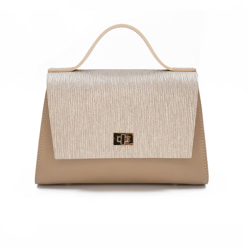 Geantă bej din piele naturală cu închizătoare aurie, elegantă și rafinată, accesoriu de damă pe fundal alb.
