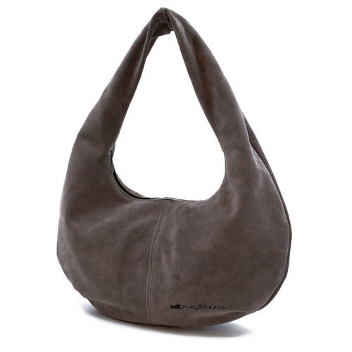 Geantă maro din piele pe fundal alb.
