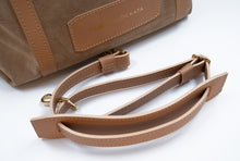 Load image into Gallery viewer, Geantă maro din piele cu bretea pe fundal alb.

