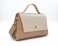 Load image into Gallery viewer, Geantă bej premium din piele cu fermoar aurit, perfectă pentru ținute sofisticate, pe fundal alb.

