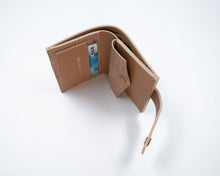 Load image into Gallery viewer, Vedere interior portofel bej cu roz, cu spații organizate pentru carduri, monede și bani, design rafinat și funcțional.

