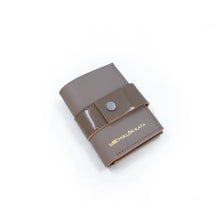 Load image into Gallery viewer, Portofel gri din piele naturală, cu numele brandului vizibil, pe fundal alb.

