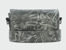 Videó betöltése és lejátszása a galériamegjelenítőben: Bőr crossbody táska
