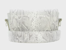 Videó betöltése és lejátszása a galériamegjelenítőben: Bőr crossbody táska
