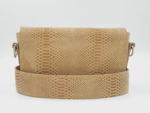 Videó betöltése és lejátszása a galériamegjelenítőben: Bőr crossbody táska
