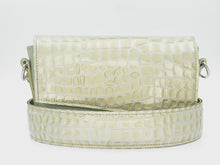 Videó betöltése és lejátszása a galériamegjelenítőben: Bőr crossbody táska

