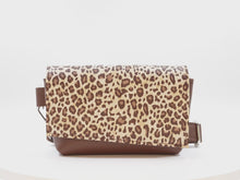 Videó betöltése és lejátszása a galériamegjelenítőben: Bőr övtáska
