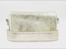 Videó betöltése és lejátszása a galériamegjelenítőben: Bőr crossbody táska
